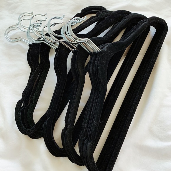 Like New↠Pack of 25 Non-Slip Velvet Hangers - Picture 2 of 3
